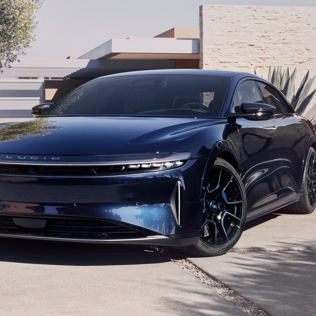 Дорогой автомобиль Lucid Air Sapphire 2023 года