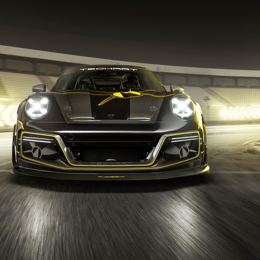 Быстрый автомобиль TechArt GTstreet R Flyweight 2023 года на трассе