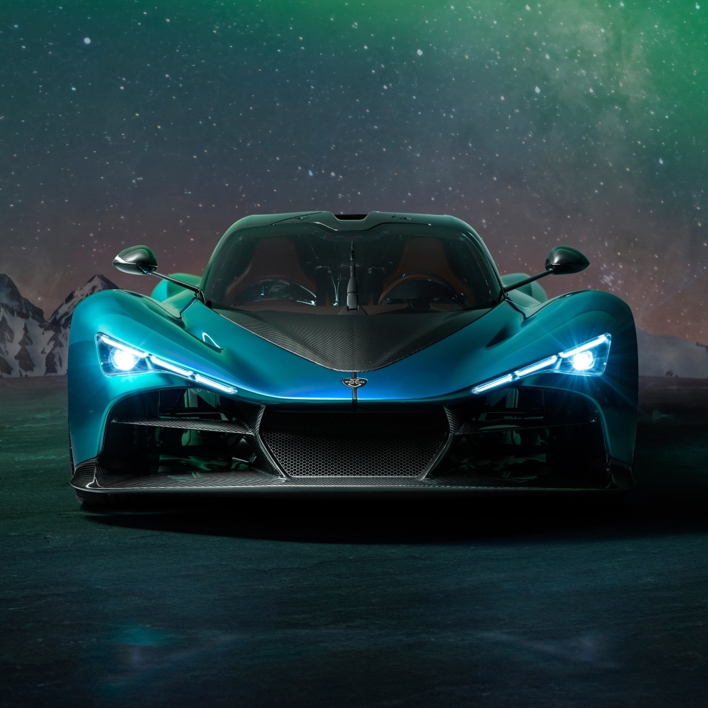 Вид спереди на дорогой автомобиль Zenvo Aurora Agil  ночью