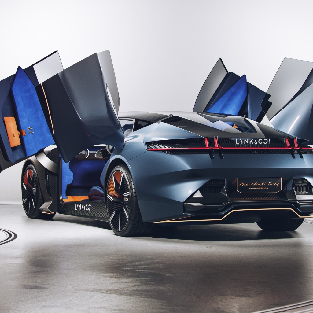 Спортивный автомобиль Lynk & Co с открытыми дверями