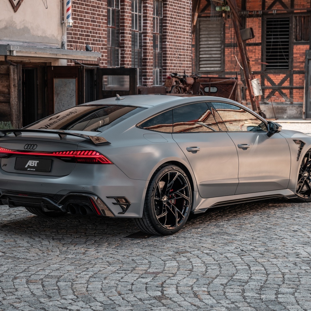 Вид сзади на автомобиль ABT RS7 Legacy Edition 2023 года