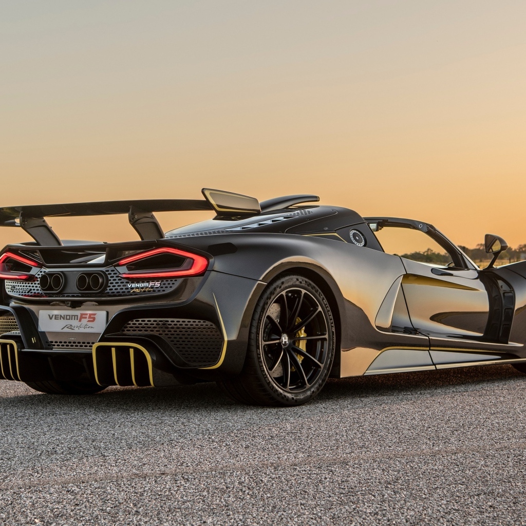 Вид сзади на спортивный автомобиль Hennessey Venom F5 Revolution Roadster 2023 года