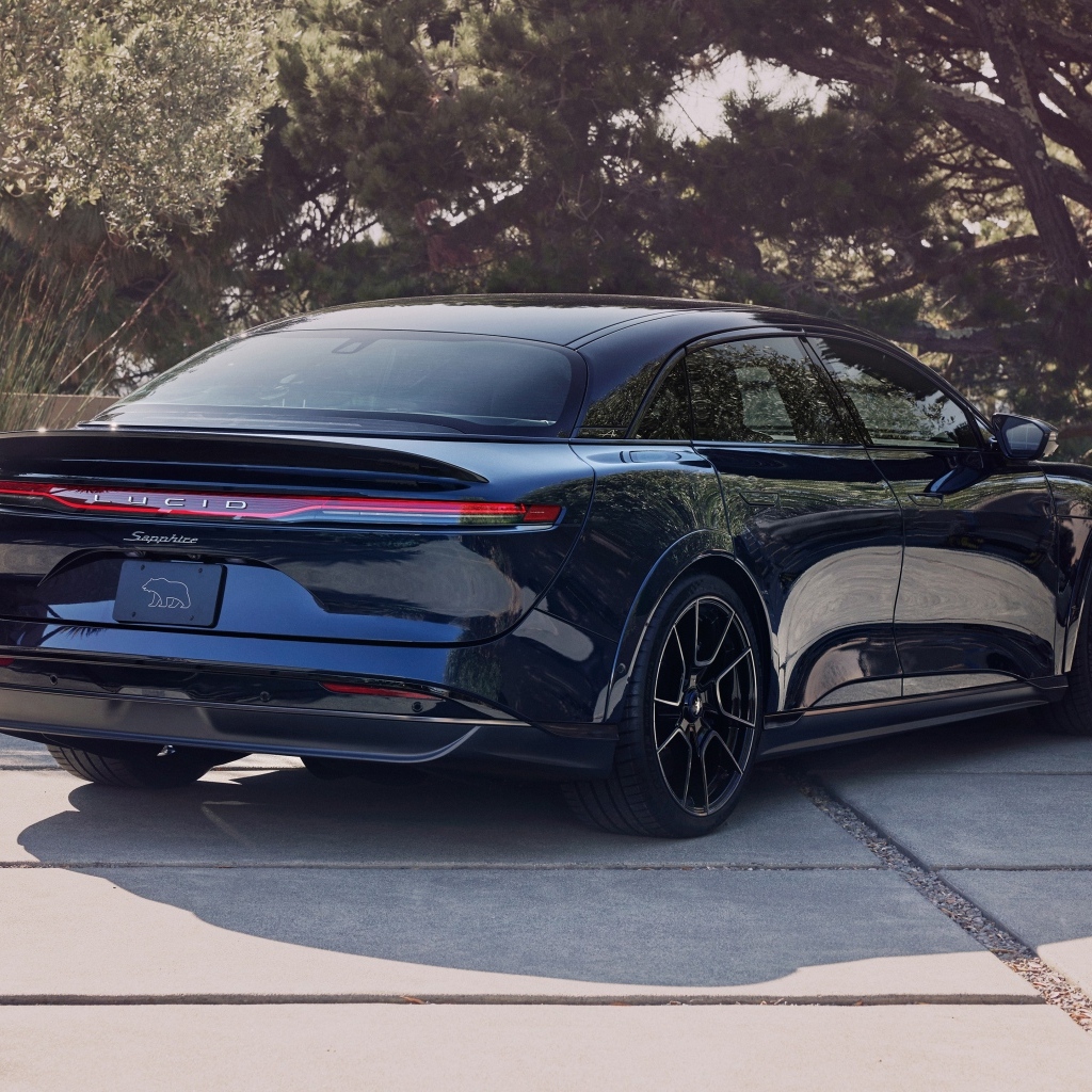 Вид сзади на автомобиль Lucid Air Sapphire 2023  года