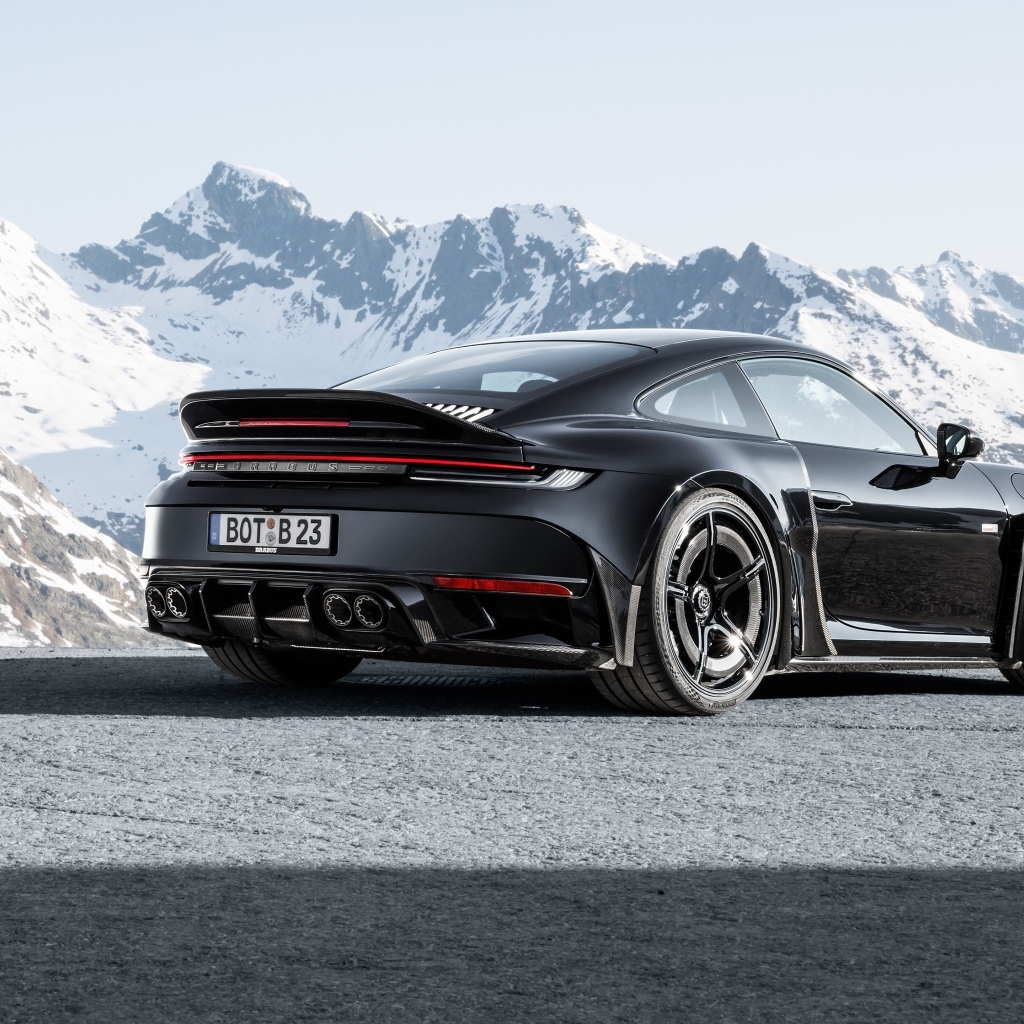 Вид сзади на автомобиль  Brabus 900 Rocket R