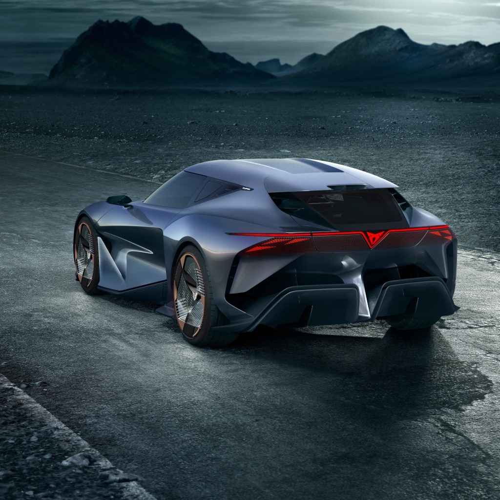 Вид сзади на автомобиль Cupra DarkRebel