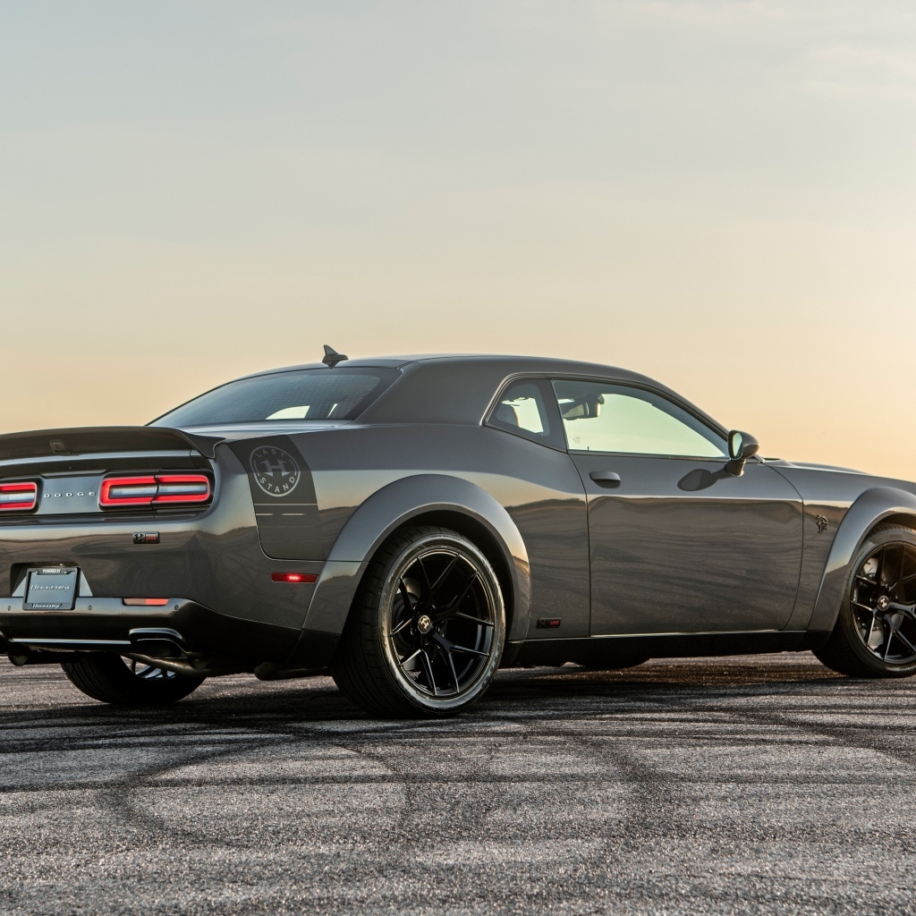 Вид сзади на автомобиль Hennessey Challenger H1000 Last Stand