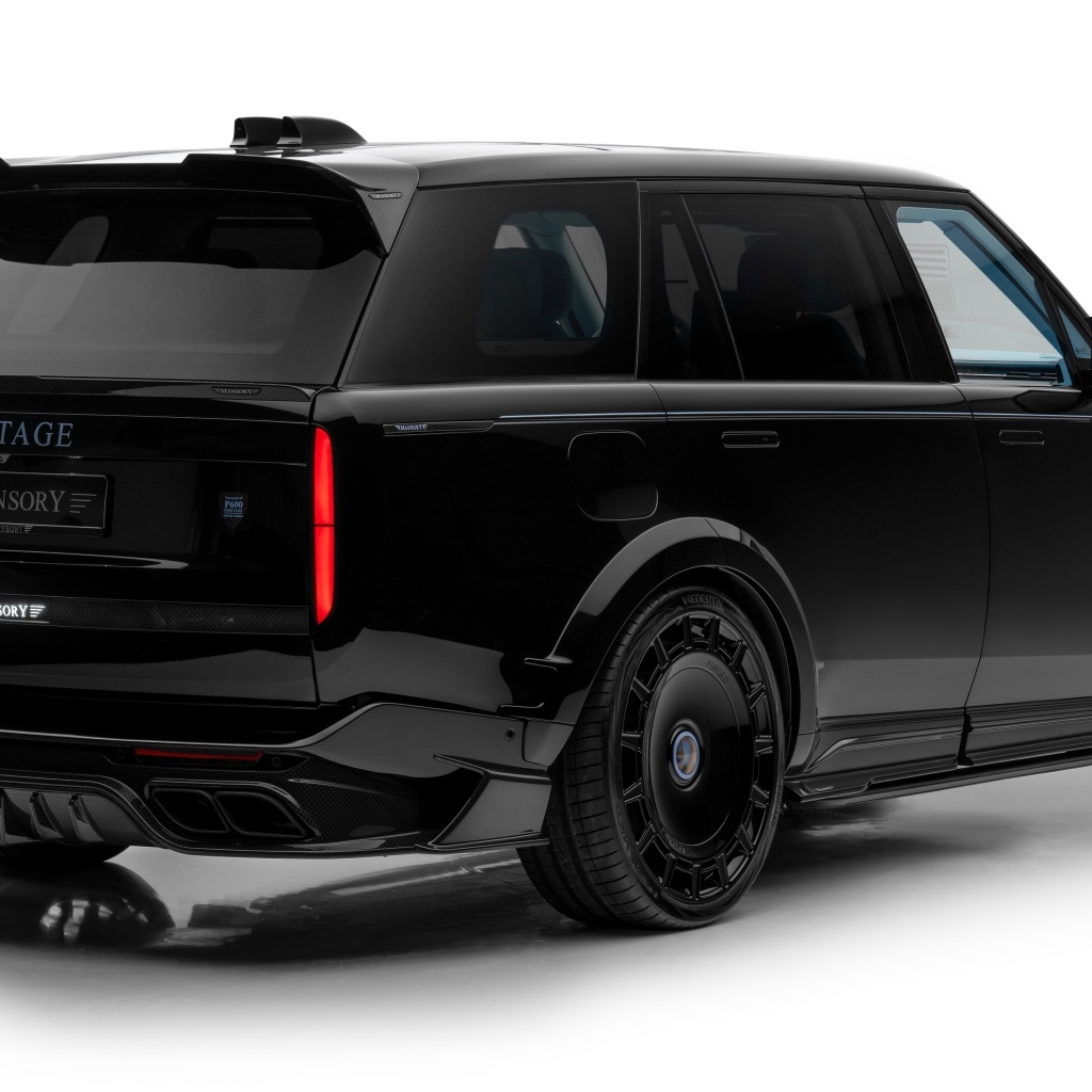 Вид сзади на черный внедорожник Mansory Range Rover SV LWB Heritage 2023 года