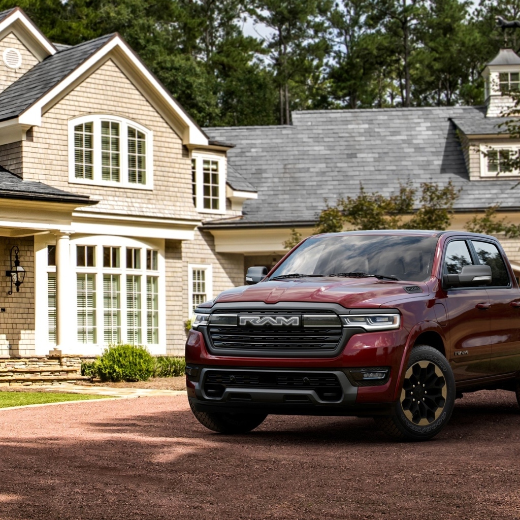 Красный пикап Ram 1500 Ramcharger Laramie 2025 года у дома