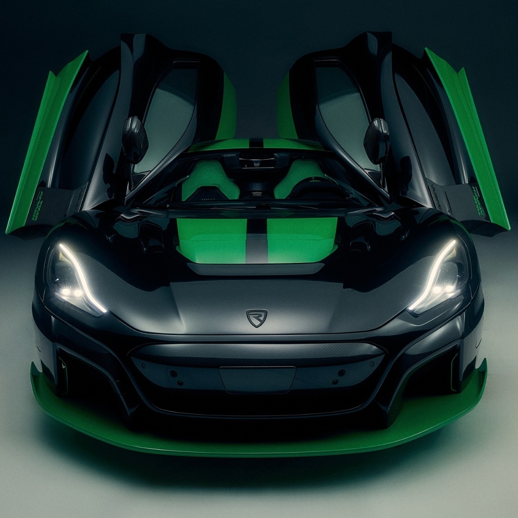 Автомобиль Rimac Nevera Time Attack 2023 с открытыми дверями