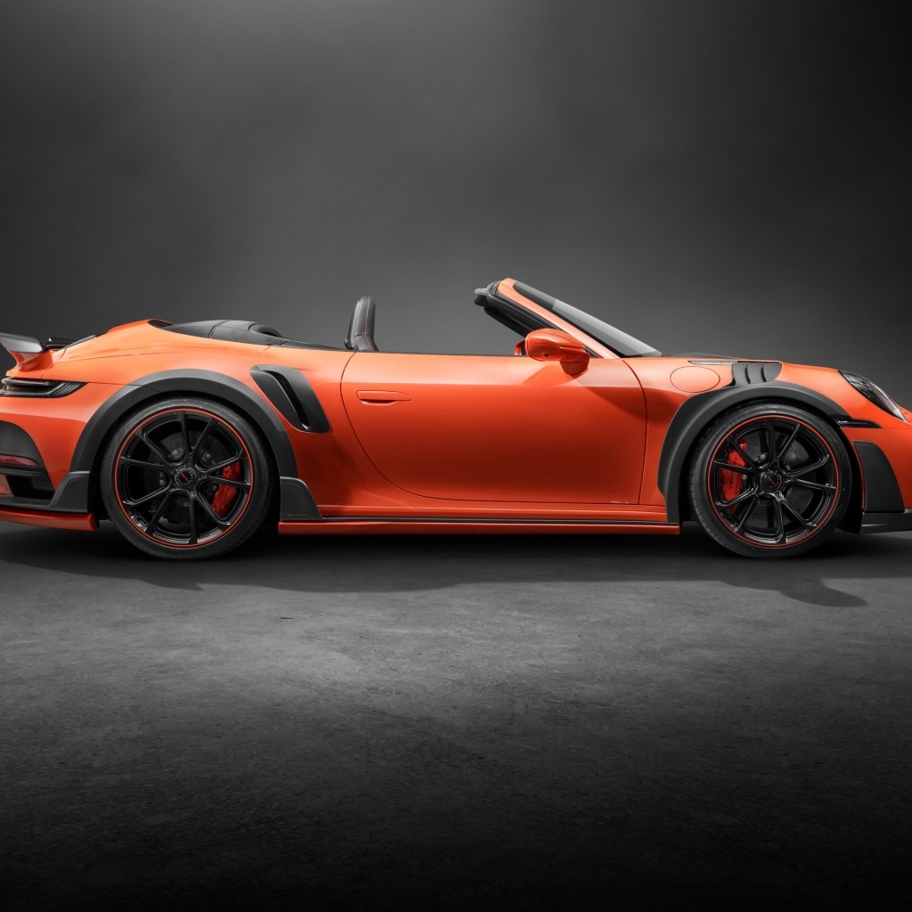 Вид сбоку на красный кабриолет TechArt GTstreet R