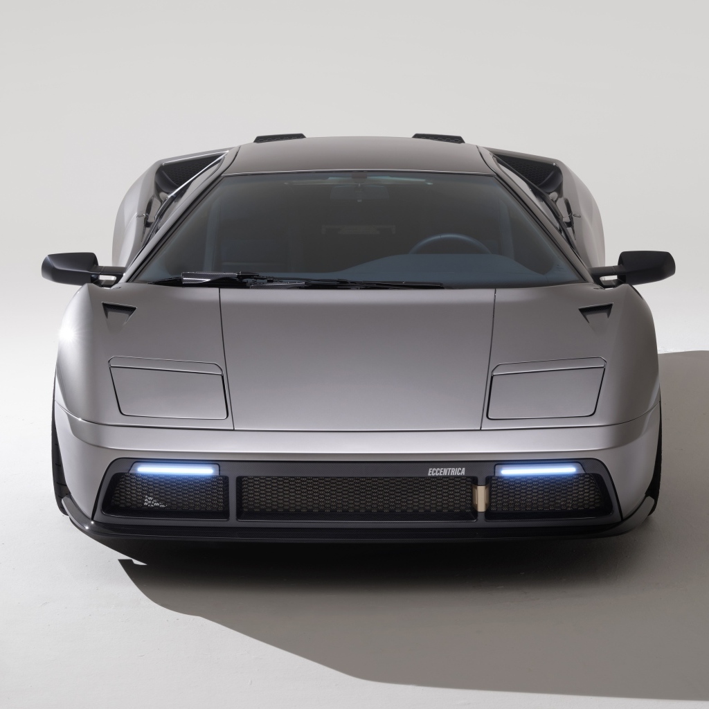 Серебристый автомобиль Eccentrica Restomod 2023 года