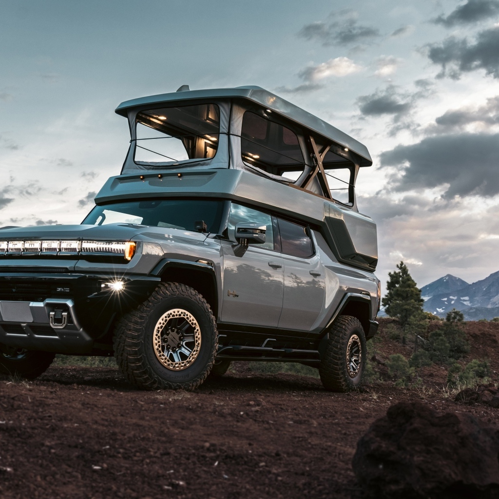 Серебристый внедорожник HUMMER EV EarthCruiser 2024 года