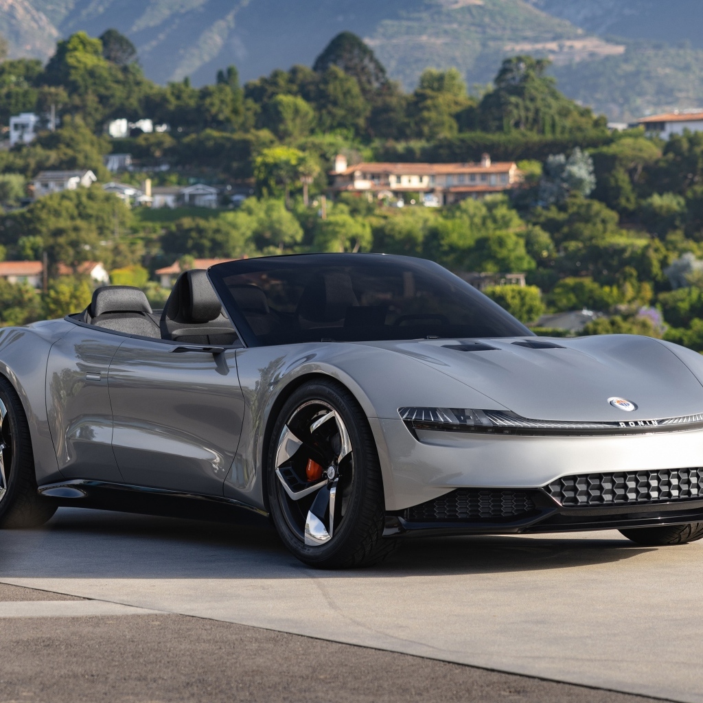 Серебристый автомобиль Fisker Ronin