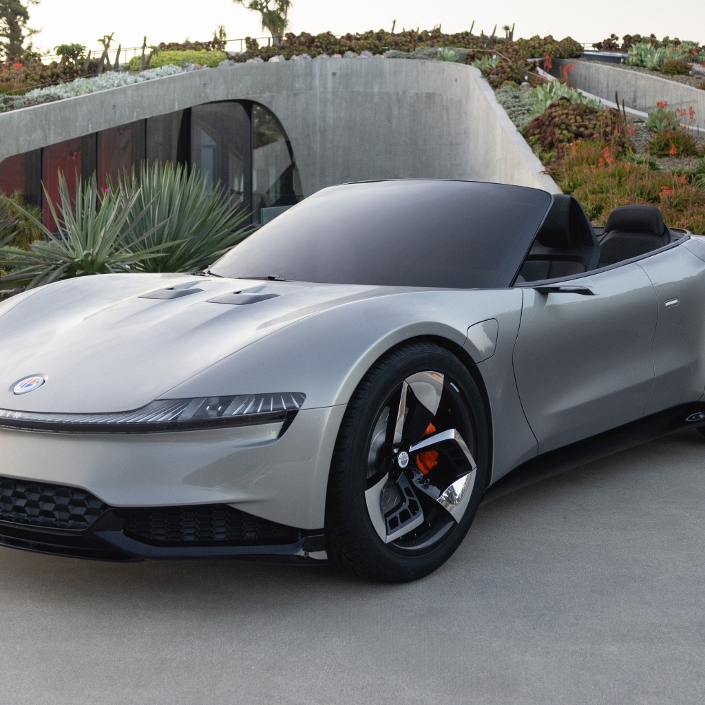 Серебристый спортивный автомобиль Fisker Ronin