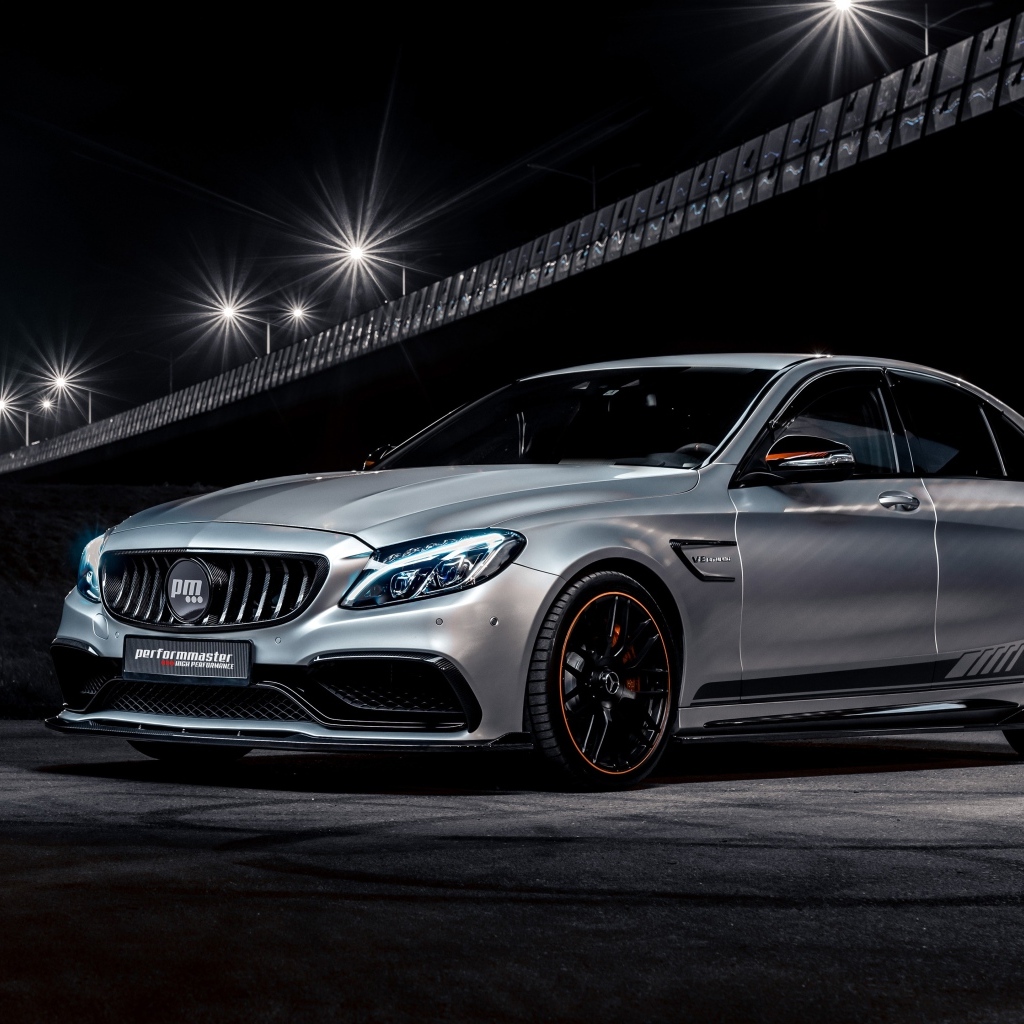 Серебристый автомобиль Performmaster C 63 V8 под мостом