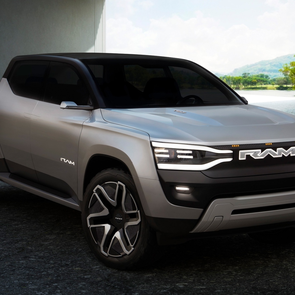 Серебристый Ram 1500 Revolution BEV Concept 2023 вид спереди