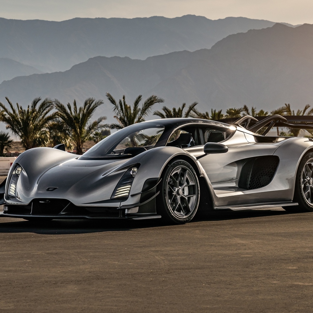 Серебристый спортивный автомобиль Czinger 21C