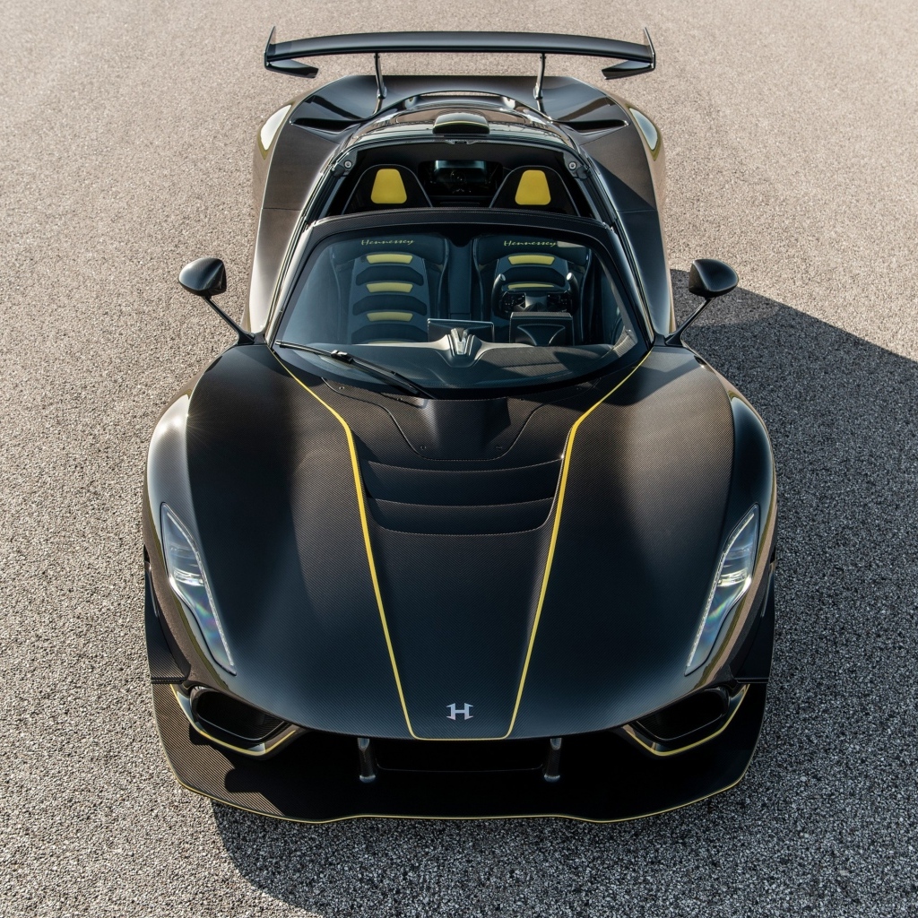 Вид сверху на спортивный автомобиль Hennessey Venom F5 Revolution Roadster 2023 года