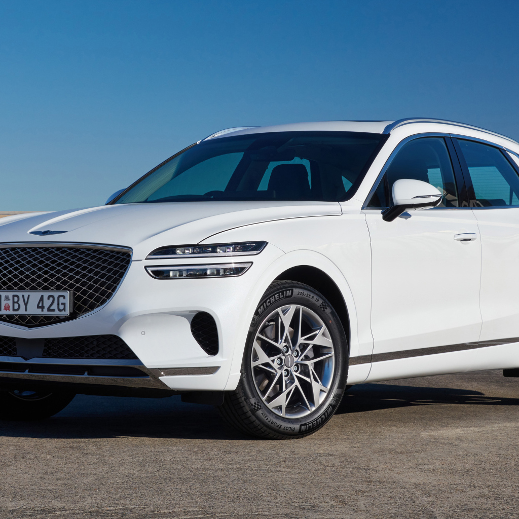 Белый Genesis GV70 2.5T на фоне неба 