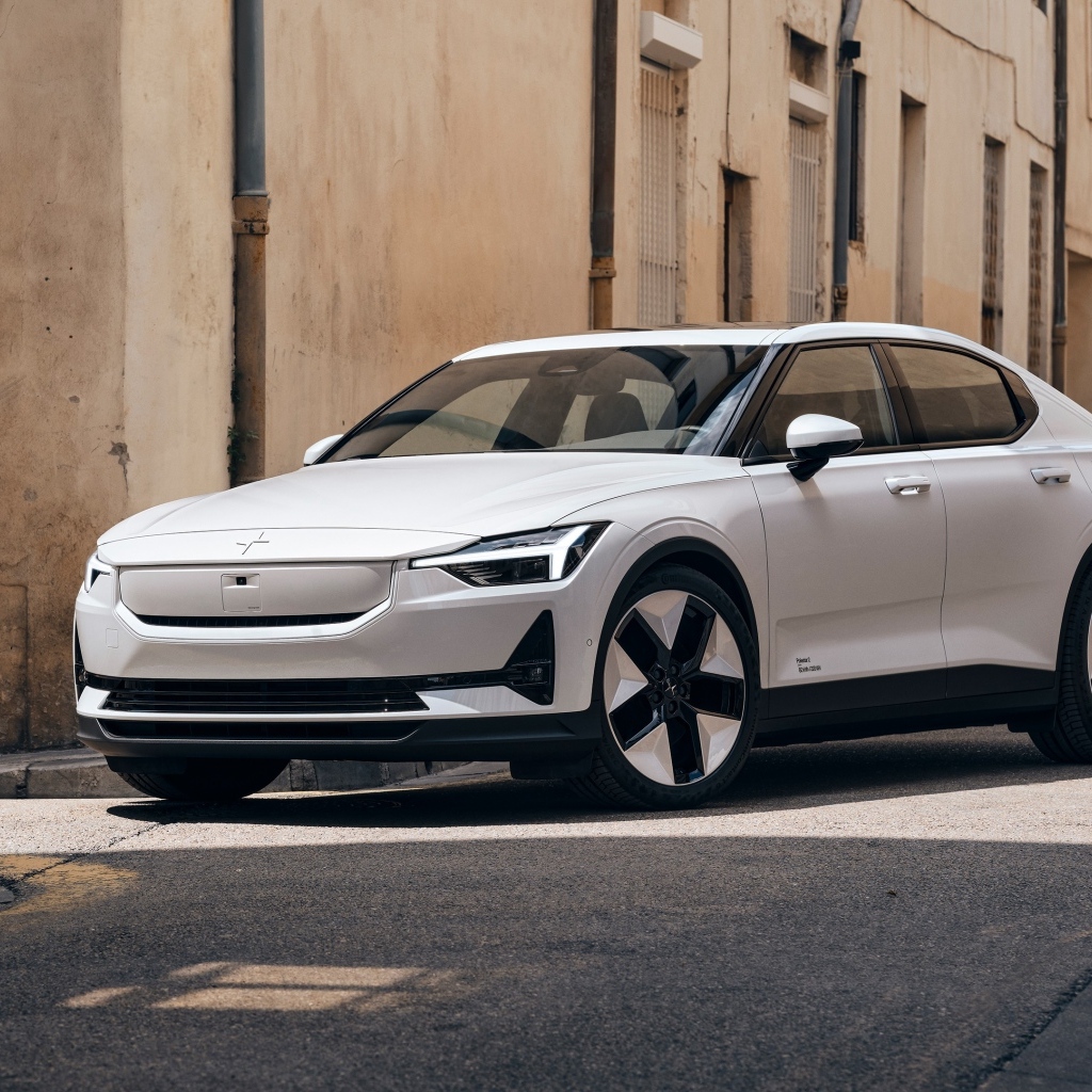 Белый автомобиль Polestar 2 2023 года