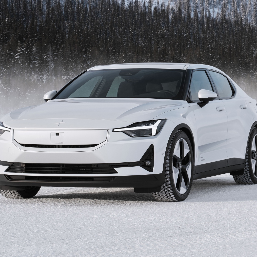 Белый автомобиль Polestar 2 на снегу