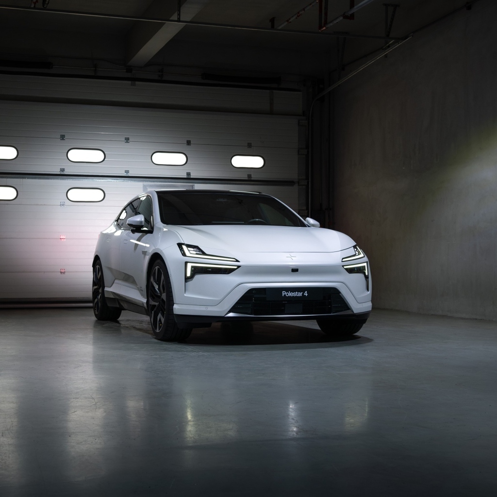 Белый автомобиль Polestar 4
