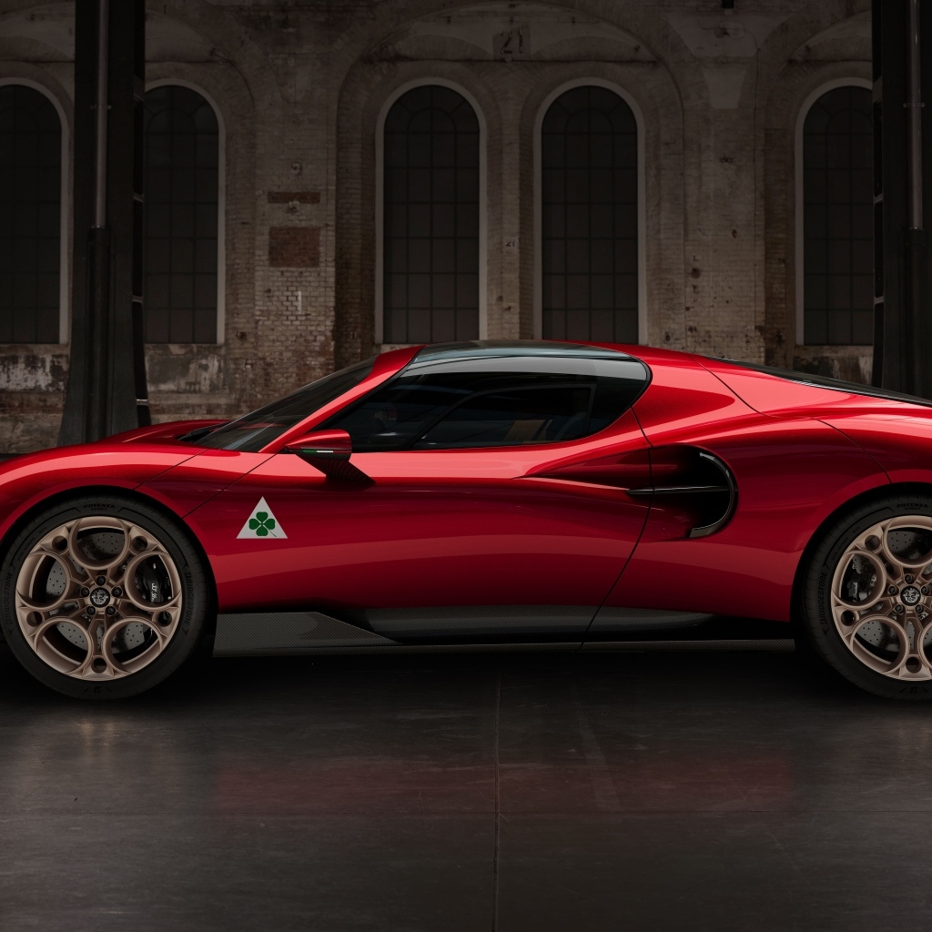 Быстрый автомобиль Alfa Romeo 33 Stradale 2024 года вид сбоку