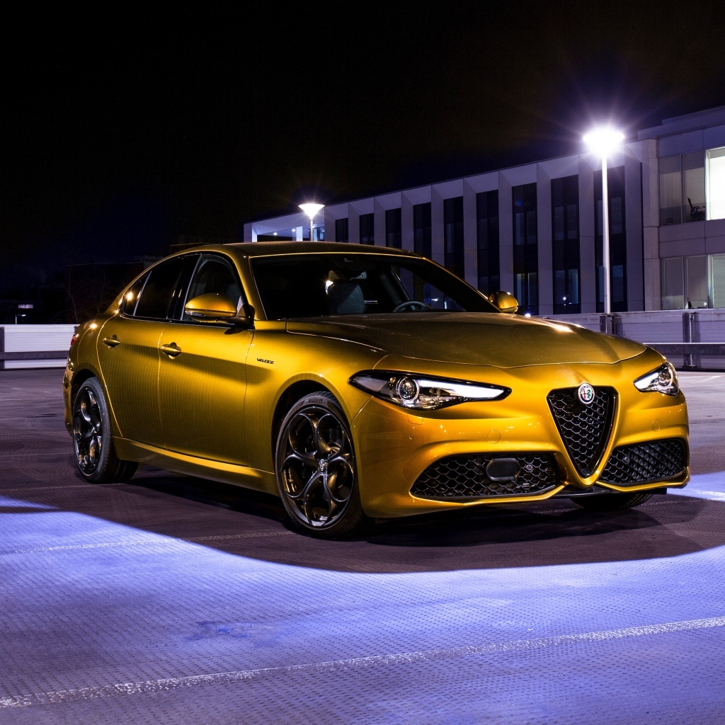 Золотистый автомобиль Alfa Romeo Giulia Veloce Q2