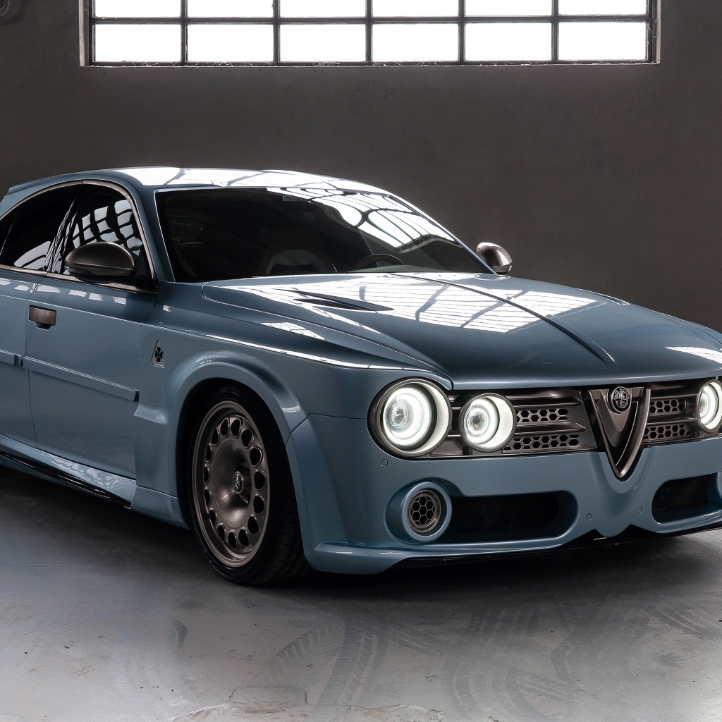 Серый автомобиль Alfa Romeo