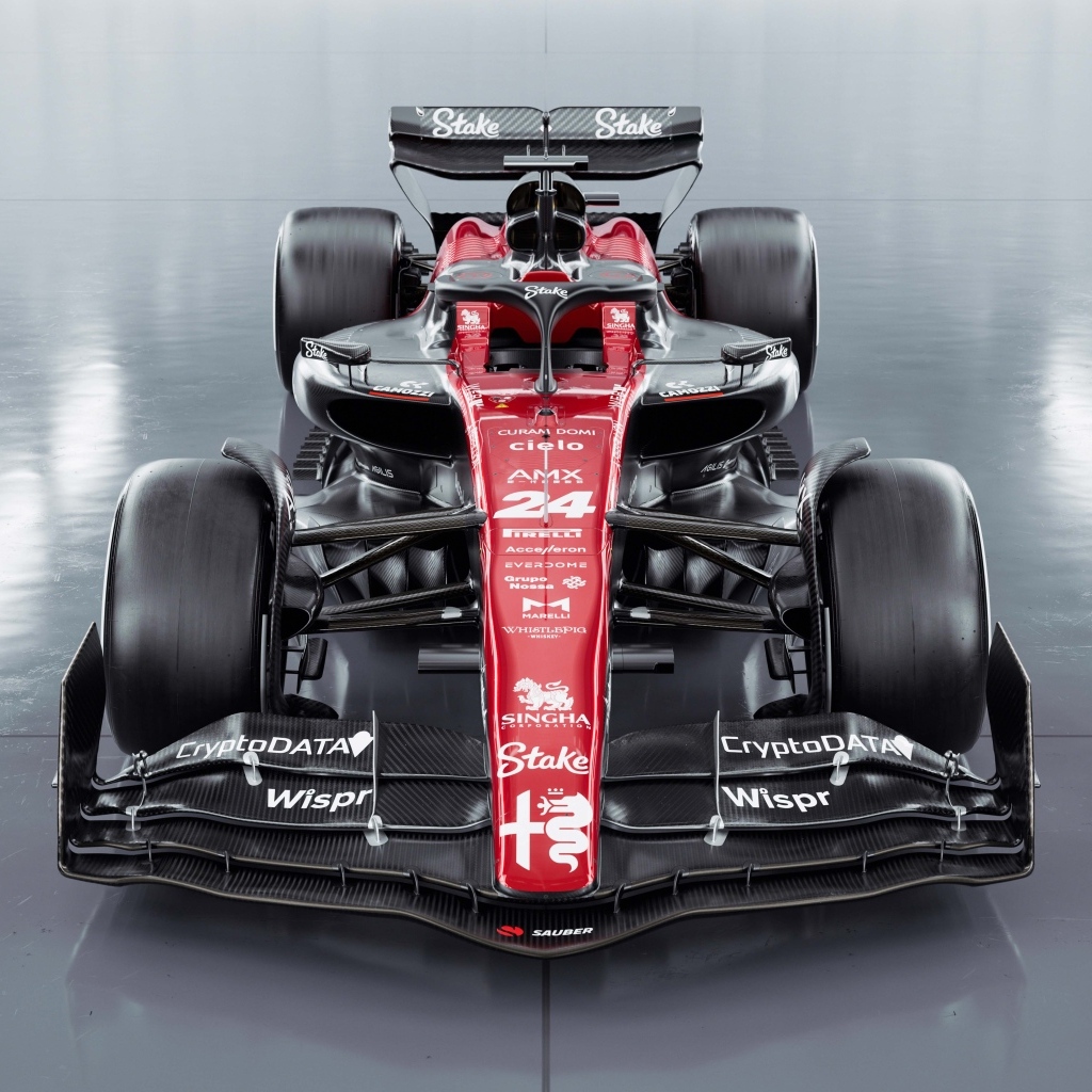 Гоночный автомобиль Alfa Romeo C43 F1 2023 вид спереди