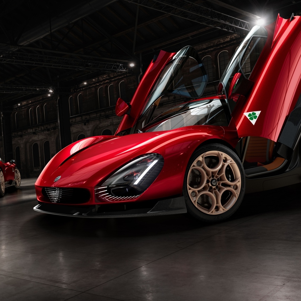 Красный автомобиль Alfa Romeo 33 Stradale 2024 года с открытыми дверями