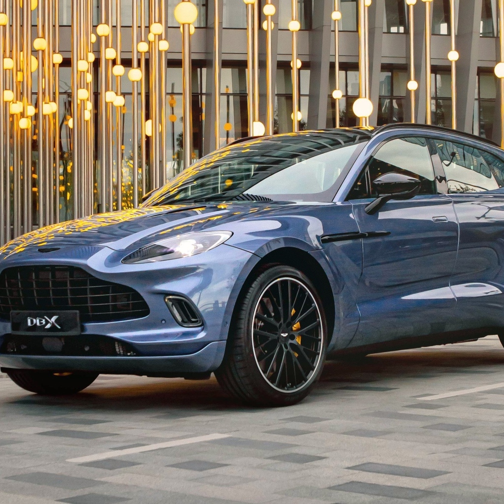 Автомобиль Aston Martin DBX у здания