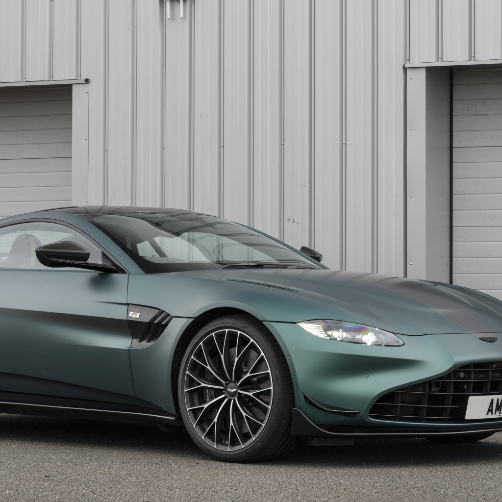 Красивый автомобиль Aston Martin Vantage F1 Edition 2023 года у серой стены