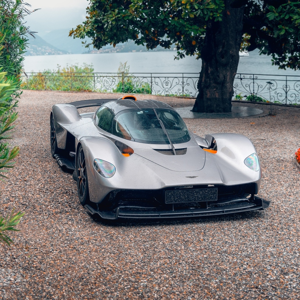Быстрый автомобиль Aston Martin Valkyrie