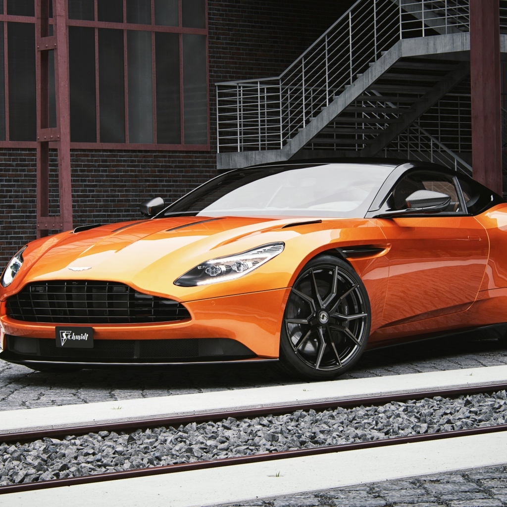 Оранжевый автомобиль Aston Martin DB11