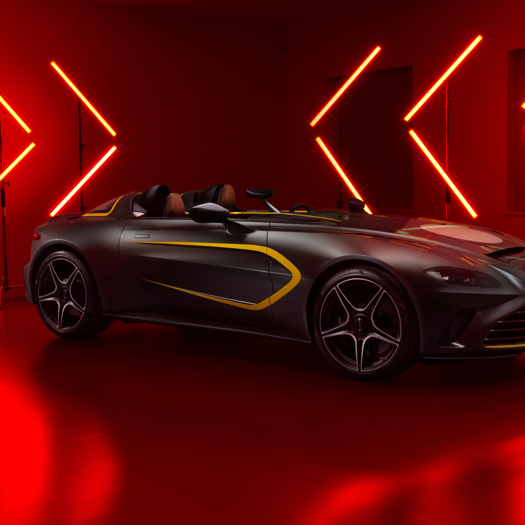 Спортивный Aston Martin V12 Speedster на красном фоне