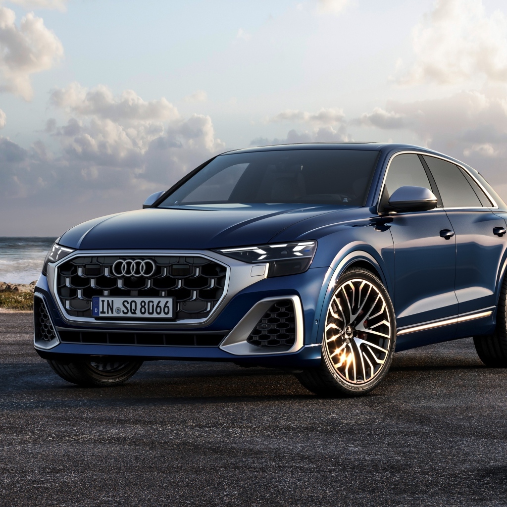 Автомобиль Audi SQ8 TFSI 2023 года на фоне неба