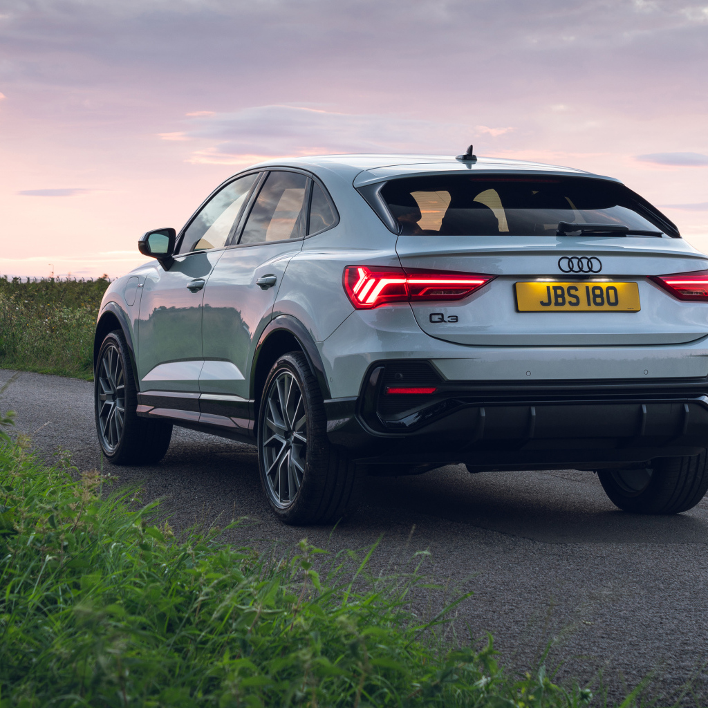 Автомобиль Audi Q3, 2021 года вид сзади