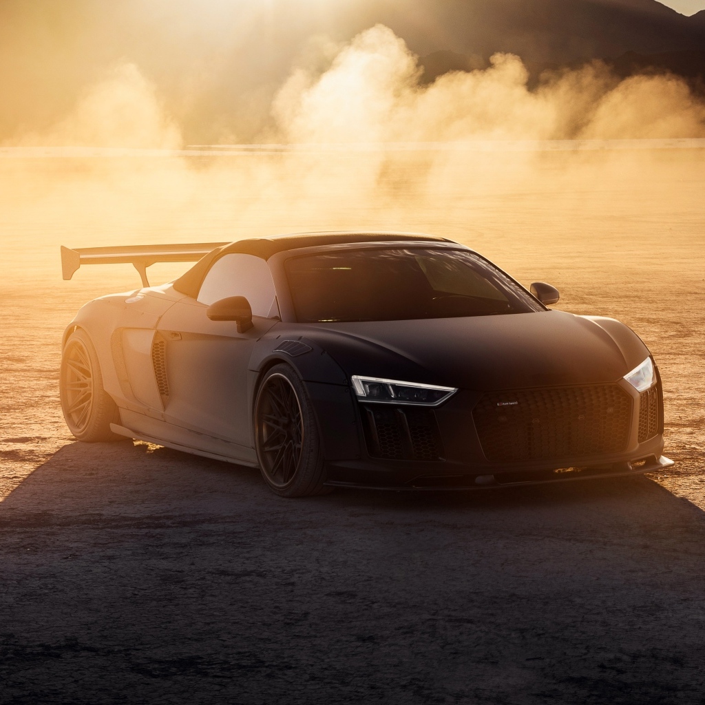 Автомобиль Audi R8 в облаке пыли