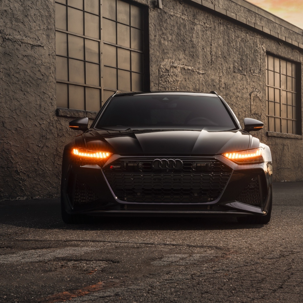 Черный автомобиль Audi RS7 у стены