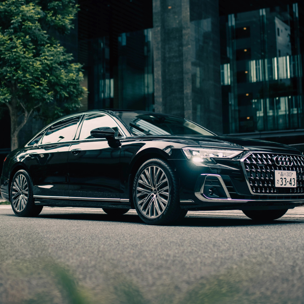 Черный автомобиль Audi A8 L 60 TFSI Quattro у здания