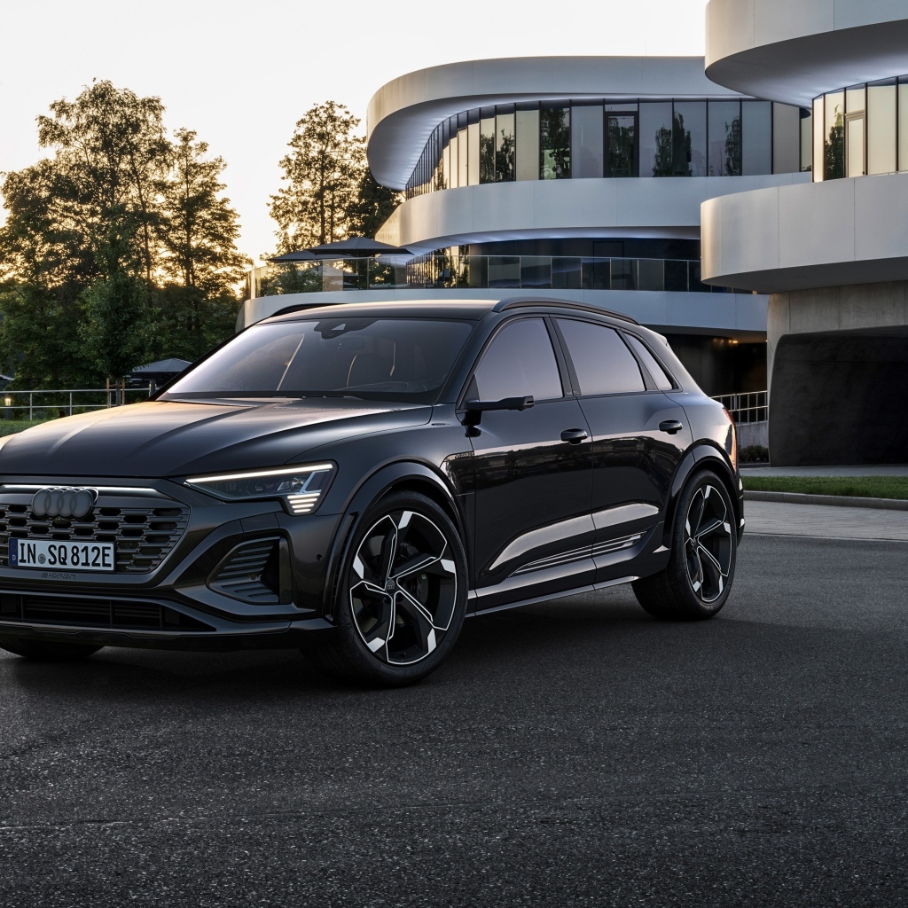 Черный автомобиль Audi Q8 Sportback 55 E-Tron Quattro у дома
