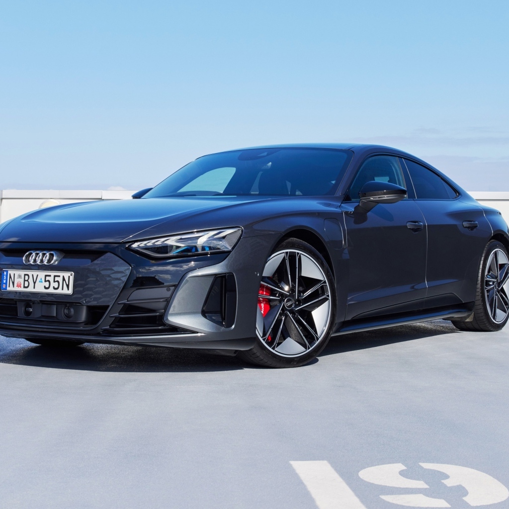 Черный автомобиль Audi RS E-Tron GT 2023