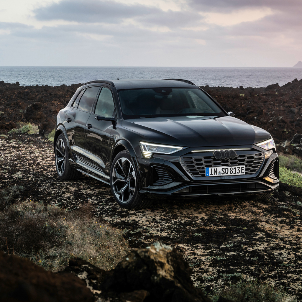 Черный автомобиль Audi SQ8 E-Tron Quattro на бездорожье