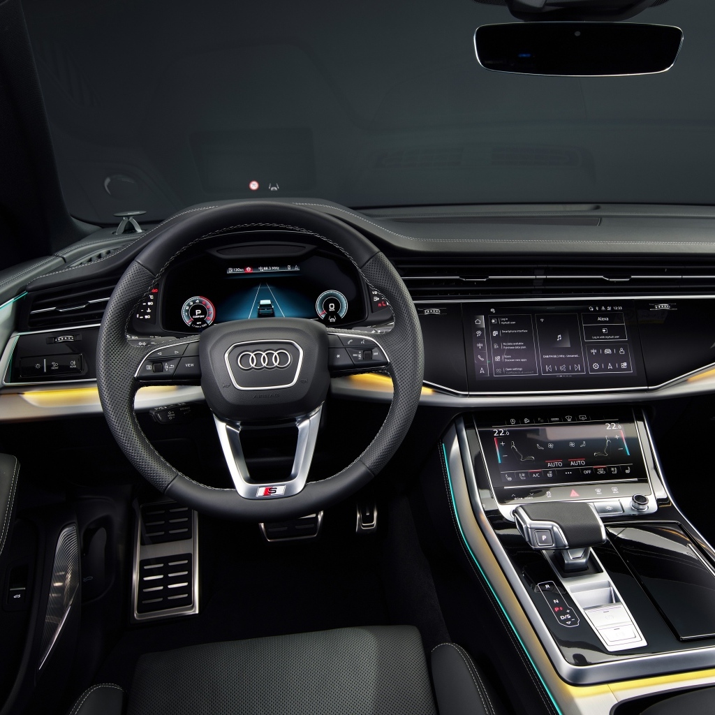 Черный кожаный салон автомобиля Audi Q8 55 TFSI Quattro S Line 2023 года