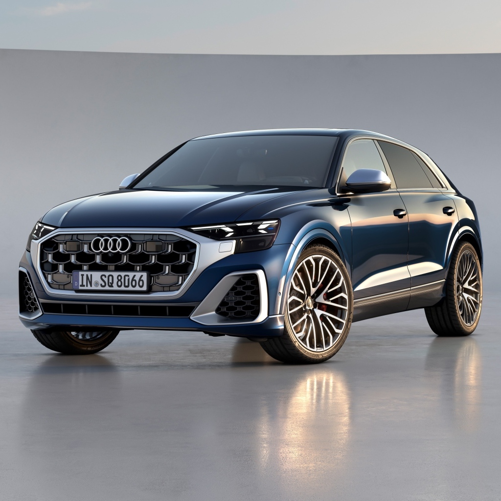 Синий автомобиль Audi SQ8 TFSI 2023 года на сером фоне