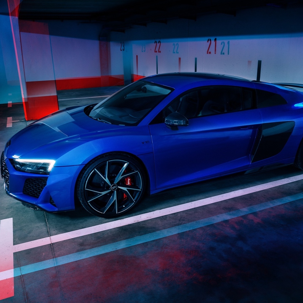 Синий  Audi R8 в гараже