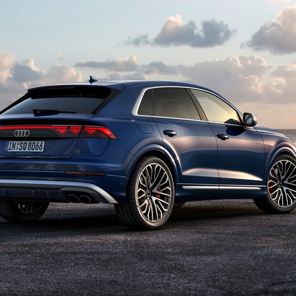 Синий автомобиль Audi SQ8 TFSI 2023 года вид сзади