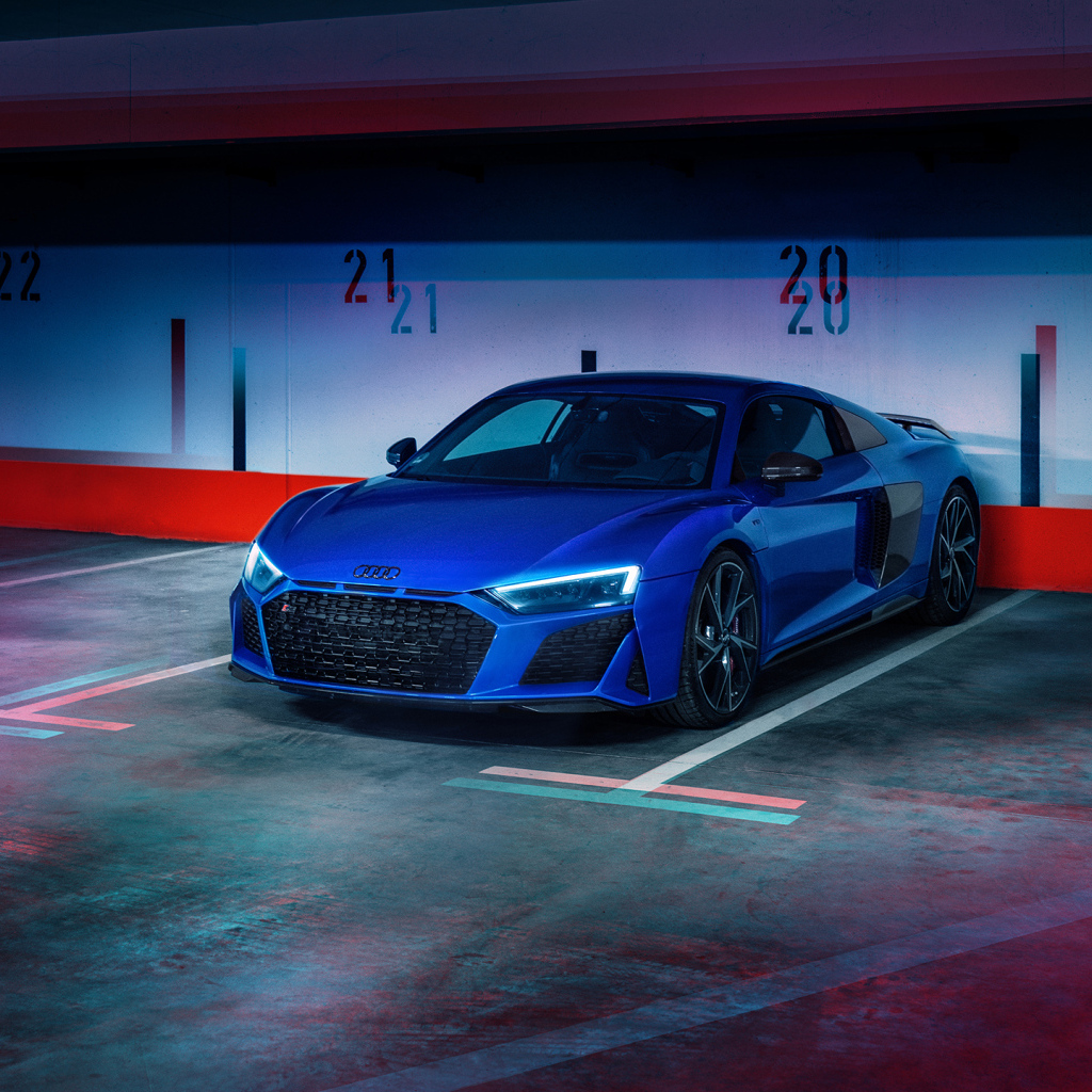 Синий спорткар Audi R8 на подземной парковке