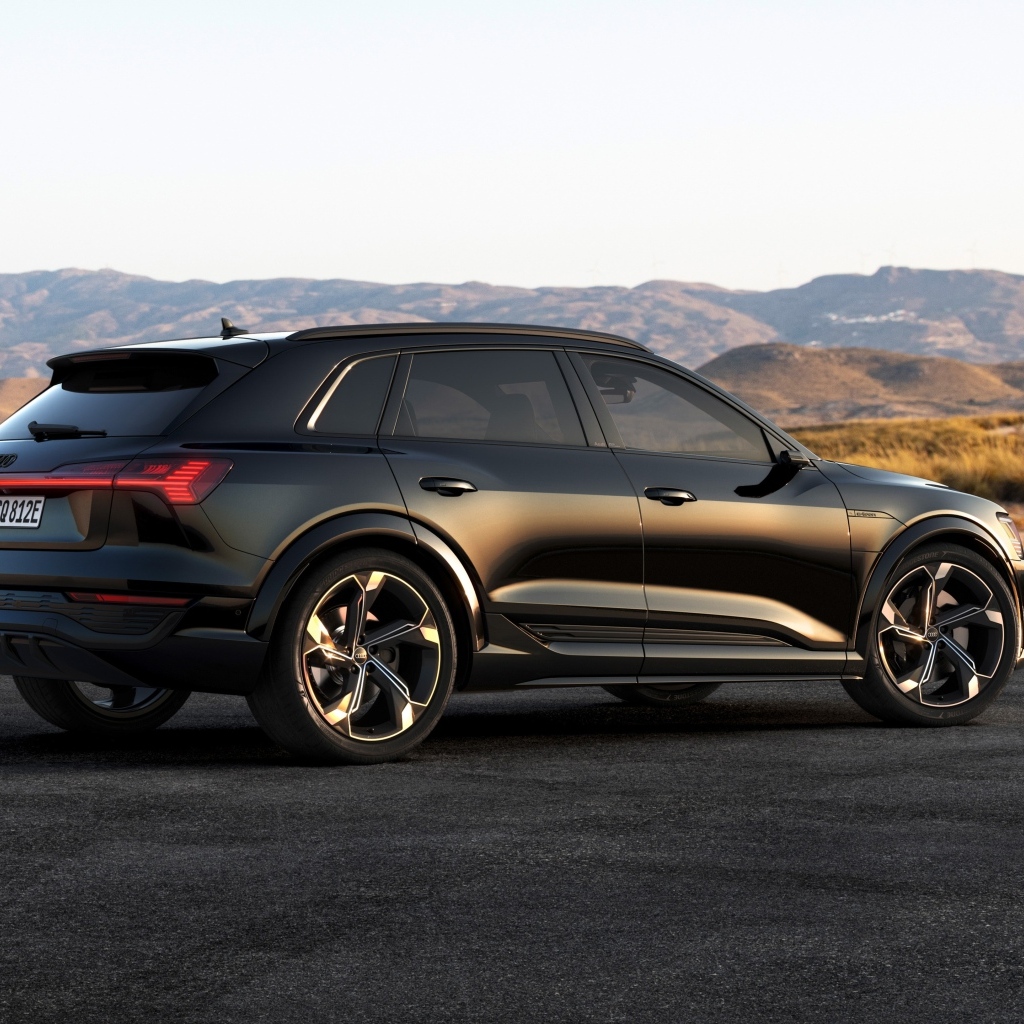 Автомобиль Audi SQ8 E-Tron Quattro  вид сзади